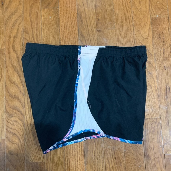 Nike running short small - Picture 2 of 3